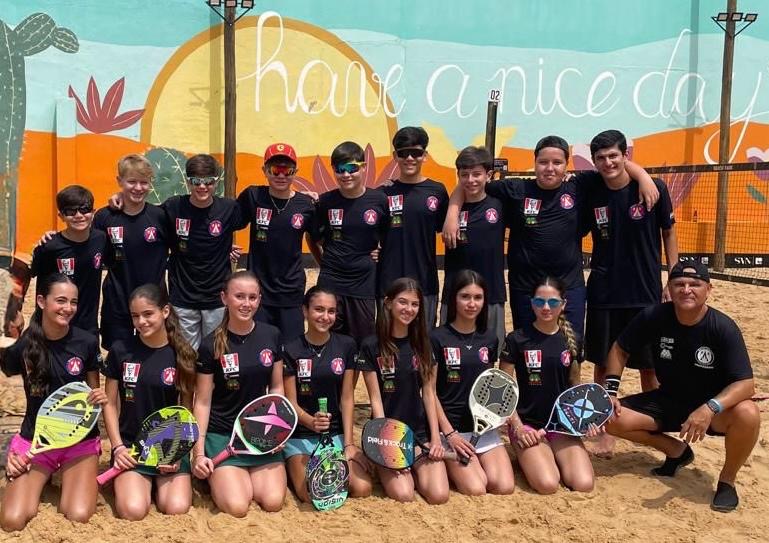 Equipe Marco Roza Beach Tennis com alunos em quadra